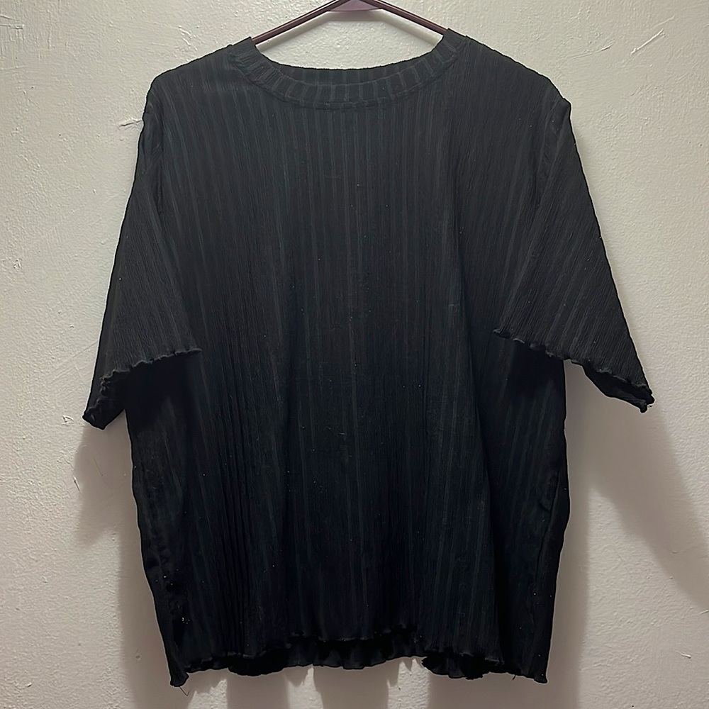 Ribbed lettuce edge black tee size L